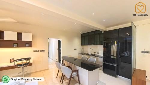 Η κουζίνα ή μικρή κουζίνα στο For NRI by NRI Penthouse A3 903