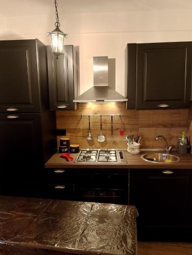 Dapur atau dapur kecil di Locanda Sarel, intera casa vacanza 4 camere 5 bagni 14 posti letto