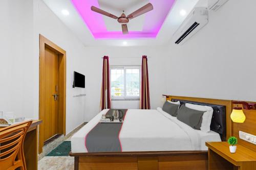 a bedroom with a bed with a ceiling fan at Collection O D N Grand in Rānchī