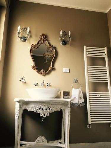 a bathroom with a white sink and a mirror at B&B Villa Dunardi in Fontane Bianche