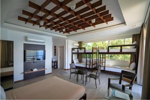 Postel nebo postele na pokoji v ubytování Anilao Awari Bay Resort