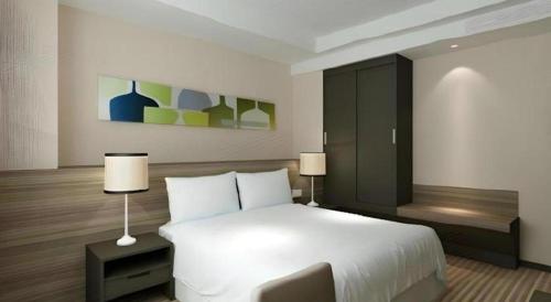 Кровать или кровати в номере Xiamenair Maple Hotel (Xiamen SM City Plaza)