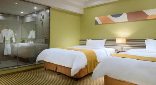 Кровать или кровати в номере Xiamenair Maple Hotel (Xiamen SM City Plaza)