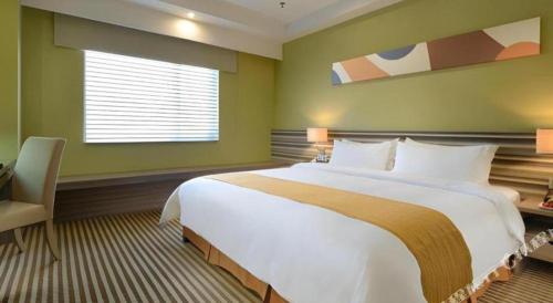 Кровать или кровати в номере Xiamenair Maple Hotel (Xiamen SM City Plaza)