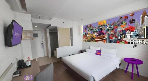 Una cama o camas en una habitación de Royal Bay Hotel Makassar