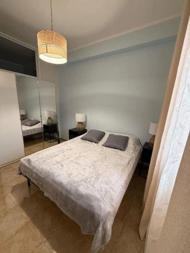 a bedroom with a large bed and a mirror at O forse il mare apartamento in Marina di Strongoli