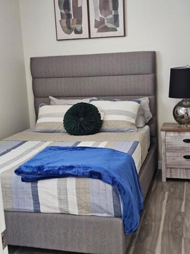 Ένα ή περισσότερα κρεβάτια σε δωμάτιο στο Stylish, Fully furnished Brand-New suite