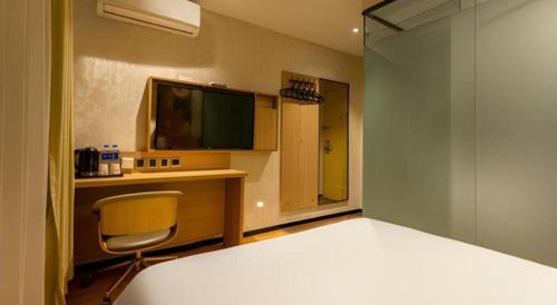 Ένα ή περισσότερα κρεβάτια σε δωμάτιο στο IU Hotel Tianjin Xiqing Zhong Bei Zhen Branch
