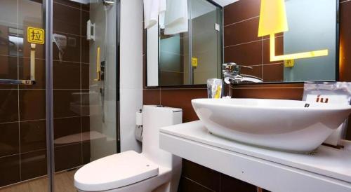 Ένα μπάνιο στο IU Hotel Tianjin Xiqing Zhong Bei Zhen Branch