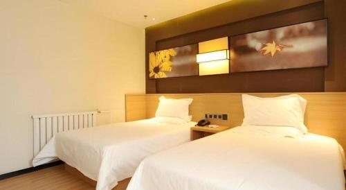 Ένα ή περισσότερα κρεβάτια σε δωμάτιο στο IU Hotel Tianjin Xiqing Zhong Bei Zhen Branch