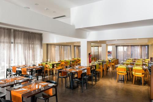 A restaurant or other place to eat at Kefalos Damon Hotel Apartments