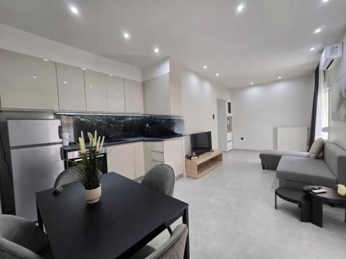 B&M apartment with balcony near the waterfront