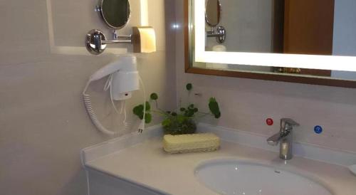 Ένα μπάνιο στο GreenTree Inn Anqing Yuexixian Wenquan Branch