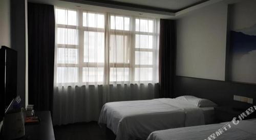 Ένα ή περισσότερα κρεβάτια σε δωμάτιο στο GreenTree Inn HanZhong Railway Station Beiyihuan Road Express Hotel