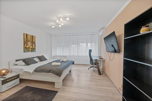 Main Bus Station Cozy Apartment with Private Bedrooms and Shared Spaces