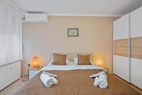 Main Bus Station Cozy Apartment with Private Bedrooms and Shared Spaces
