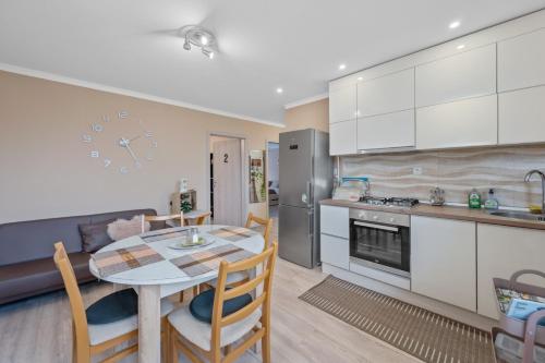 Main Bus Station Cozy Apartment with Private Bedrooms and Shared Spaces