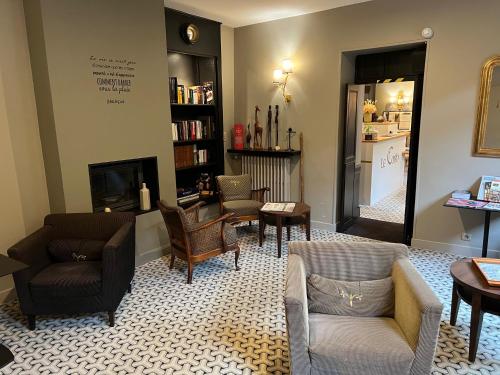 プロエルメルにあるHôtel Le Cobhのリビングルーム(家具、暖炉付)
