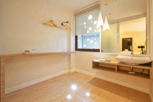 ハジャイにあるThe Bed Hotel Hatyaiの洗面台と鏡のあるバスルーム