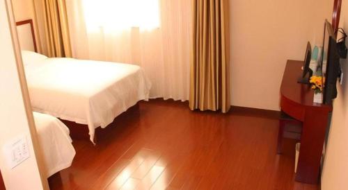 Un ou plusieurs lits dans un hébergement de l'établissement GreenTree Inn Jiangsu Xuzhou Jinshan Bridge Building Jinqiao Road Express Hotel