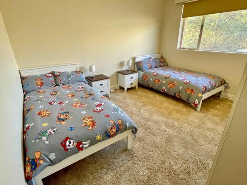 Un dormitorio con dos camas y una ventana. en Home away from Home, en Broken Hill