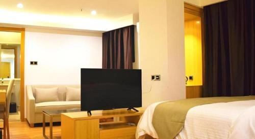 Μια τηλεόραση ή/και κέντρο ψυχαγωγίας στο GreenTree Inn Qingyuan Qinghe Avenue Branch
