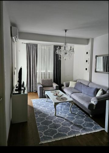 a living room with a couch and a table at Comfort u blizini Klinickog Centra Banja Luka in Lauš