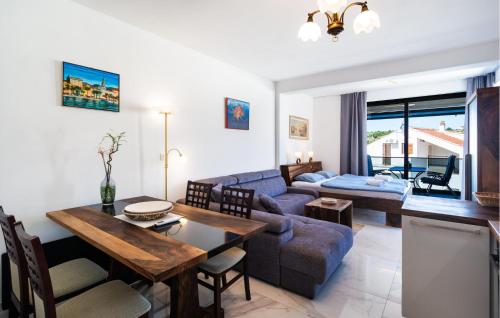 Χώρος καθιστικού στο 1 Bedroom Lovely Apartment In Sutivan