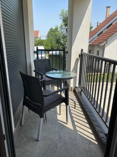 Un patio con dos sillas y una mesa en un balcón. en Ninkovic - Raj, en Vrnjci