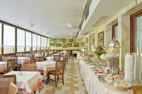 Un restaurante o sitio para comer en Hotel Nazionale