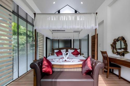 ein Schlafzimmer mit einem großen Bett mit roten Kissen in der Unterkunft Mira Residence & Resort (halal) in Chiang Mai