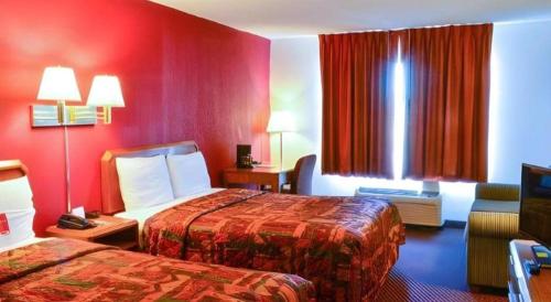 Ένα ή περισσότερα κρεβάτια σε δωμάτιο στο Econo Lodge