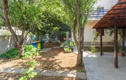 Κήπος έξω από το 2 Bedroom Lovely Apartment In Valbandon