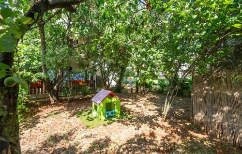 Κήπος έξω από το 2 Bedroom Lovely Apartment In Valbandon