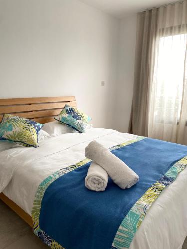 a bed with a towel on top of it at Villa Paradisiaque au cœur de Grand Baie in Mauritius