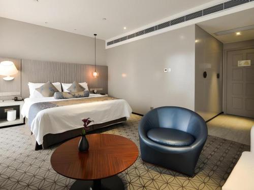 Letto o letti in una camera di Shanghai Bund South China Harbour View Hotel