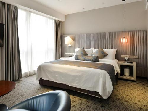 Letto o letti in una camera di Shanghai Bund South China Harbour View Hotel