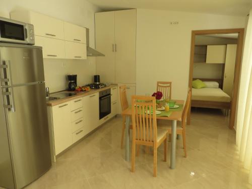 Kuchyň nebo kuchyňský kout v ubytování Apartments Luka