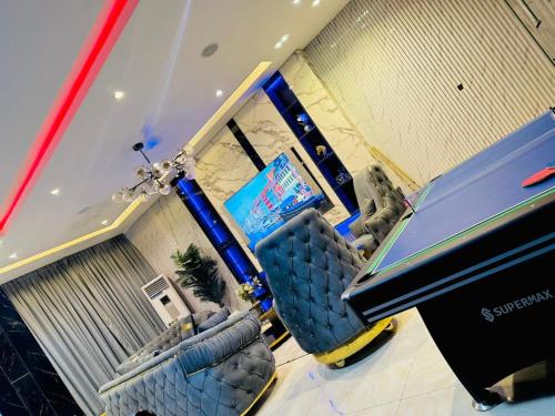 TV a/nebo společenská místnost v ubytování HAVENN NEST 4 & 3 Duplex shortlet Apartments with pool and Bq in Ikate lekki