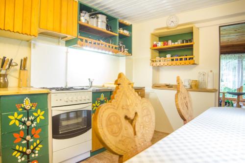 Kjøkken eller kjøkkenkrok på Klimatyczna Chatka u Podnóża Góry