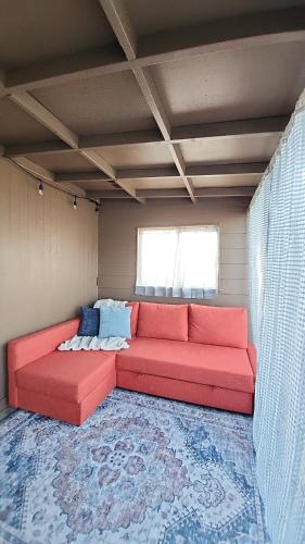 Ruang duduk di Sandy Pacific Hideaway