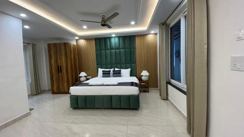 Ένα ή περισσότερα κρεβάτια σε δωμάτιο στο Refined Retreat Dehradun