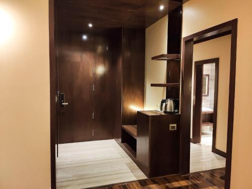 Ένα ή περισσότερα κρεβάτια σε δωμάτιο στο HOTEL MENAAL RESIDENCY