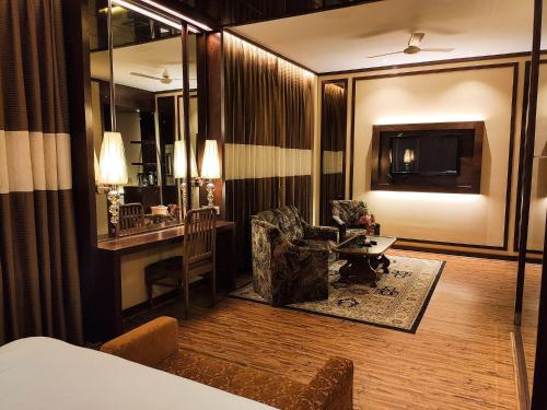 Ένα ή περισσότερα κρεβάτια σε δωμάτιο στο HOTEL MENAAL RESIDENCY