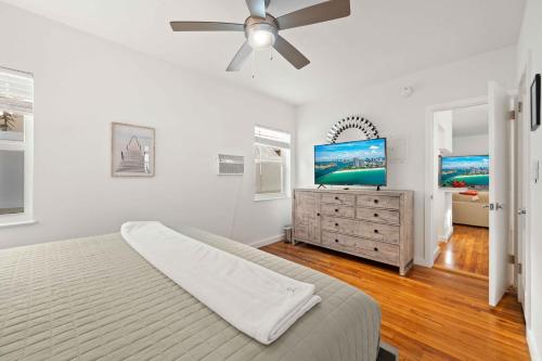 a bedroom with a bed and a ceiling fan at Condo by the Beach King Beds Lush Patio w BBQ Breakers Key One H0MES in Fort Lauderdale
