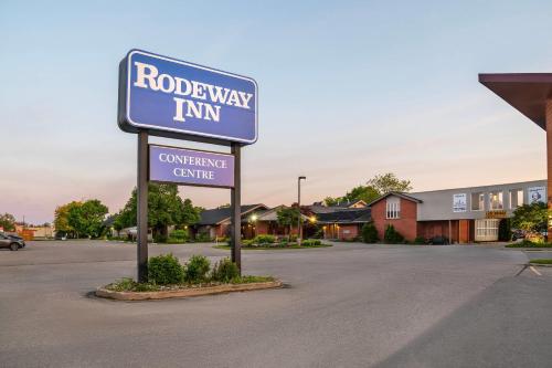 a sign for a roadeway inn in a parking lot at Rodeway Inn Festival in Stratford