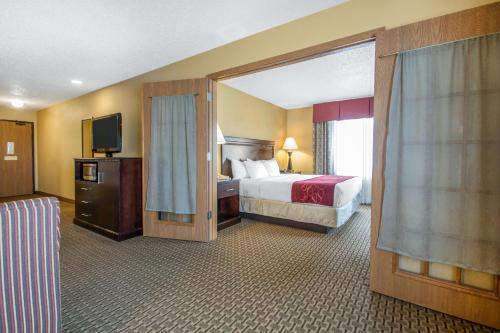 Un pat sau paturi într-o cameră la Comfort Suites Wisconsin Dells Area