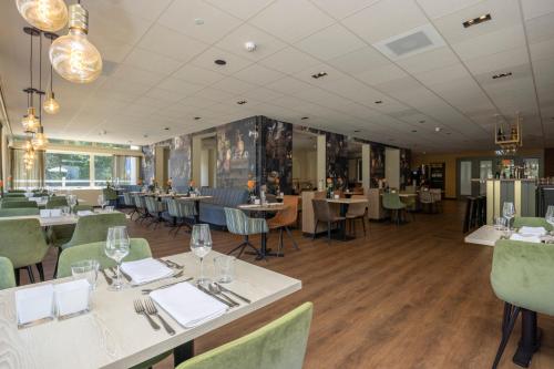 a dining room with tables and chairs in a restaurant at Fletcher Hotel-Restaurant Het Witte Huis in Amersfoort