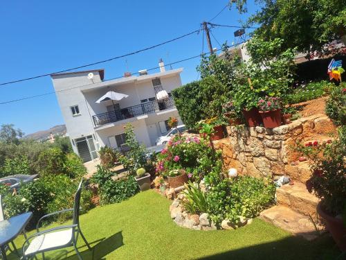 a garden in front of a building with flowers and plants at Solena in Tsikalariá