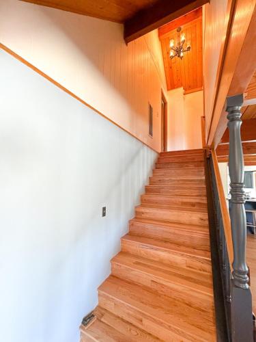 a staircase in a house with wood floors and a ceiling at On Golf Course, Family&Pet Friendly Yosemite Basecamp in Groveland